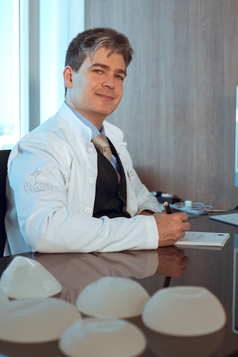 Dr. Valentim Pizzoni em seu consultório no Medplex