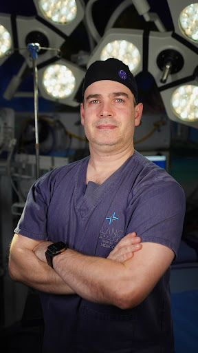 Dr. Valentim Pizzoni - Retrato profissional em ambiente clínico moderno